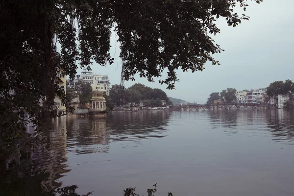 Pichola Lake z widokiem miasta Palace w Udaipur, Radżastan, Indie — Zdjęcie stockowe