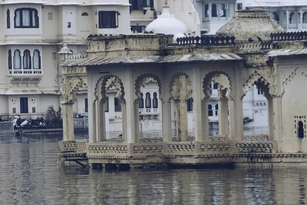 PICHOLA Lake City Palace Udaipur, Rajasthan, Hindistan görünümünde