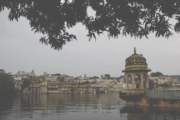 Lake Pichola, s výhledem na město Palace v Udaipur Rajasthan, Indie — Stock fotografie