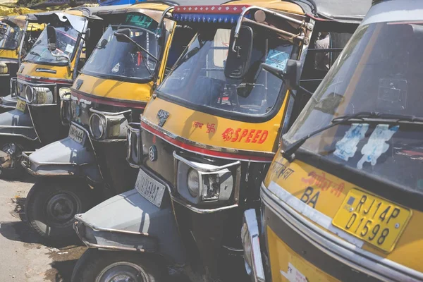 JAIPUR, INDIA -  SEPTEMBER 18, 2017: Auto rickshaws or "tuk-tuk" — Stock Photo, Image