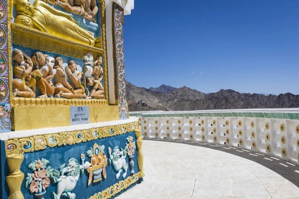 Vista de alto Shanti stupa com céu bonito, a grande stupa em L — Fotografia de Stock