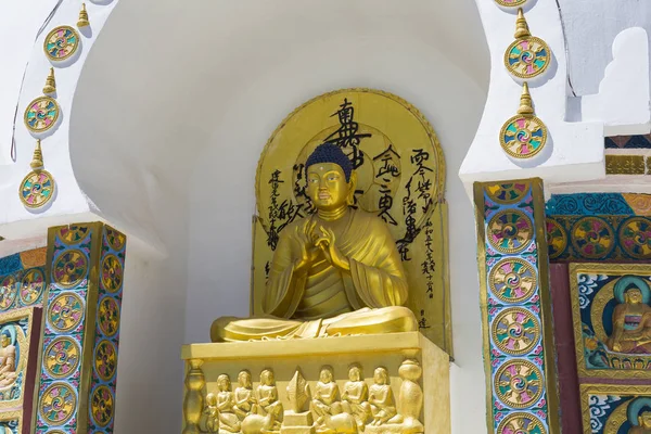 Vue de Tall Shanti stupa avec un beau ciel, le grand stupa en L — Photo