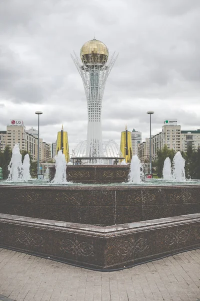 ASTANA, KAZAKHSTAN - 13 de septiembre de 2017: La torre Bayterek es la — Foto de Stock