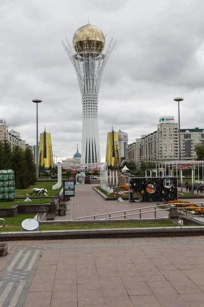 ASTANA, KAZAKHSTAN - 13 de septiembre de 2017: La torre Bayterek es la — Foto de Stock