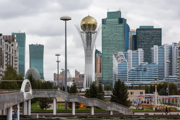ASTANA, KAZAKHSTAN - 13 DE SEPTIEMBRE DE 2017: Edificios modernos - cent — Foto de Stock