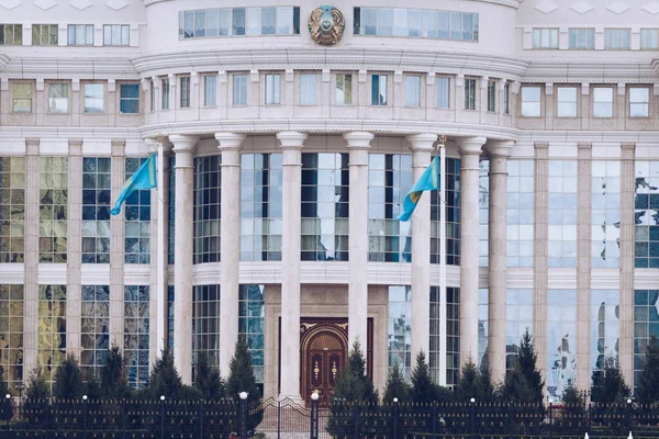 ASTANA, KAZAKHSTAN - SETEMBRO 13, 2017: Edifícios modernos - cent — Fotografia de Stock