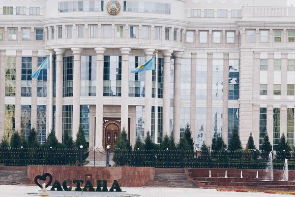 ASTANA, KAZAKHSTAN - 13 DE SEPTIEMBRE DE 2017: Edificios modernos - cent —  Fotos de Stock