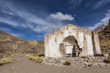 Bolivya'daki terk edilmiş bir kilise kalıntıları