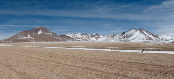 Woestijn en de berg over blauwe hemel en witte wolken op Altiplano, — Stockfoto