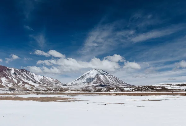 Desierto y montaña sobre cielo azul y nubes blancas en el Altiplano , —  Fotos de Stock