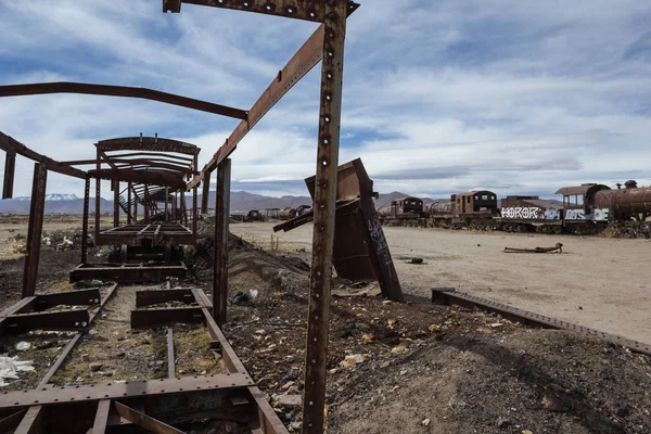 El viejo tren en el cementerio de trenes cerca de Salar de Uyuni, Bolivia — Foto de Stock