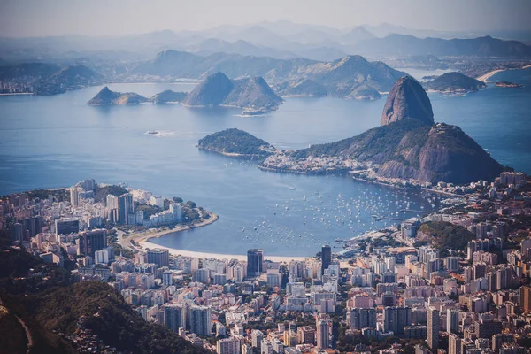 Rio de Janeiro, Brasile. Suggar Loaf e Botafogo spiaggia vista fr — Foto Stock