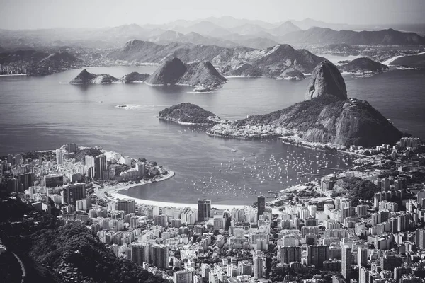 Rio de Janeiro, Brazil. Suggar Loaf and Botafogo beach viewed fr — Stock Photo, Image