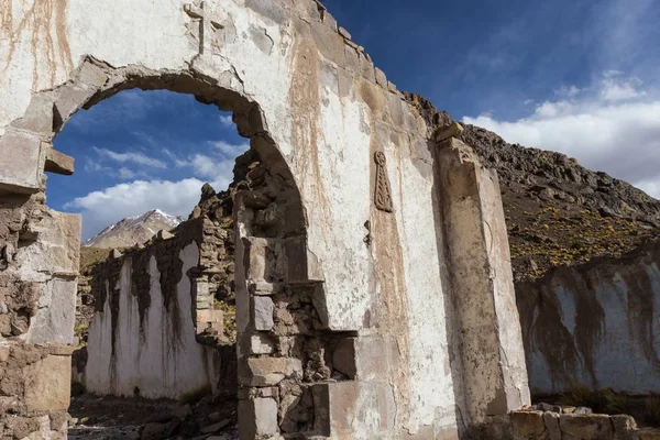 Ruinen einer verlassenen Kirche in Bolivien — Stockfoto