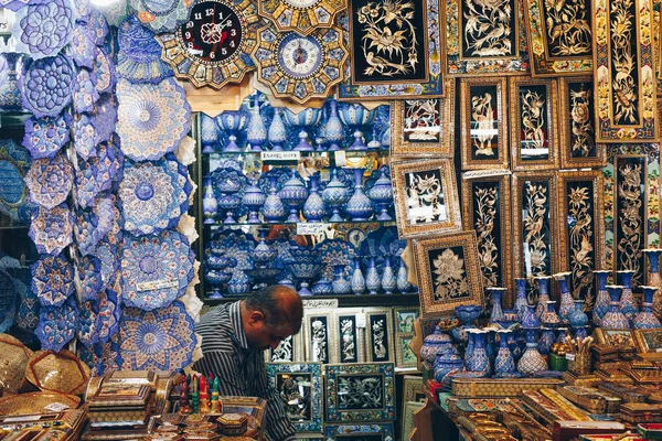 ISFAHAN, IRAN - 06 октября 2016 года: Традиционный иранский рынок (Ba — стоковое фото