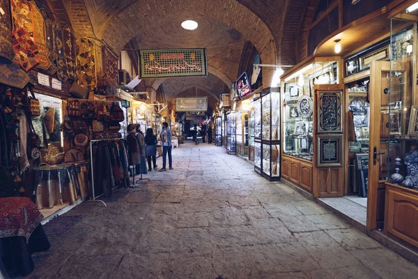 ISFAHAN, IRÁN - 06 DE OCTUBRE DE 2016: souvenirs tradicionales iraníes —  Fotos de Stock