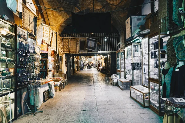 ISFAHAN, IRÁN - 06 DE OCTUBRE DE 2016: souvenirs tradicionales iraníes —  Fotos de Stock