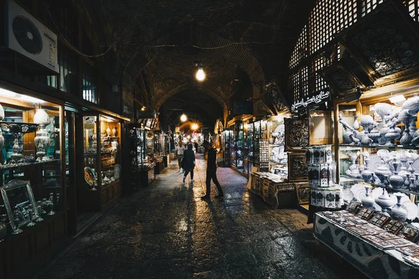 ISFAHAN, IRÁN - 06 DE OCTUBRE DE 2016: souvenirs tradicionales iraníes —  Fotos de Stock