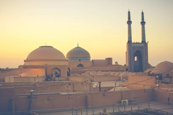 Uitzicht over de oude stad van Yazd, Iran en de Nazcalijnen-i Jame' moskee - — Stockfoto