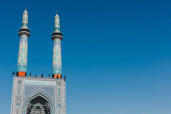 Islamic mausoleum old architecture mosque minaret iran. — Stock Photo, Image