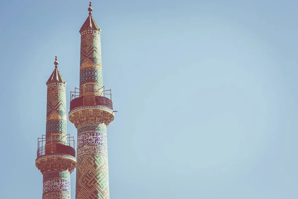 Islamitische mausoleum oude het platform moskee minaret iran. — Stockfoto