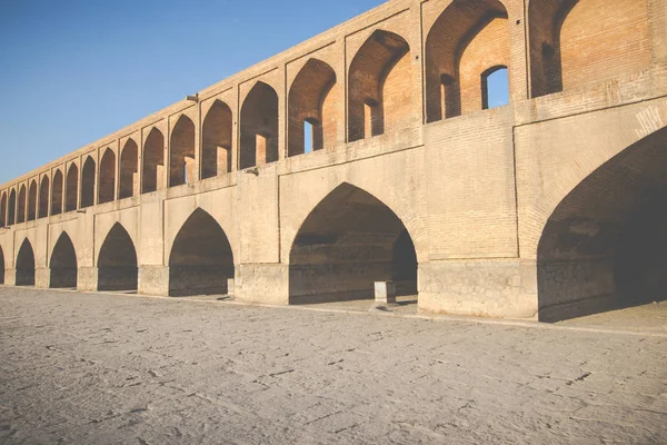 Si-o-Seh Pol, también llamado el Puente de los 33 Arcos, Isfahán, Irán — Foto de Stock