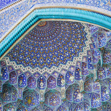 İran, İsfahan 'daki Şeyh Lotfollah Camii' nin detayları