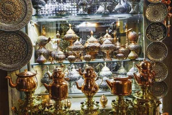 Mercado iraniano tradicional (Bazar) souvenires de metal. Isfahan, eu... — Fotografia de Stock