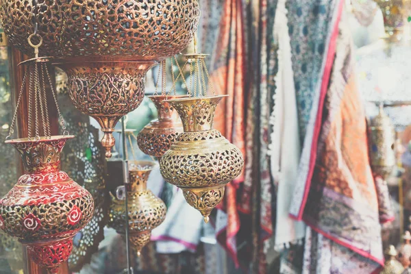 Mercado iraniano tradicional (Bazar) souvenires de metal. Isfahan, eu... — Fotografia de Stock