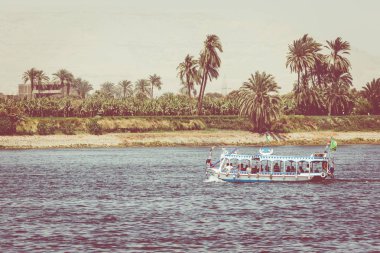 Aswan, Mısır - 25 Şubat 2017: d yolcu taşıyan ahşap tekneler
