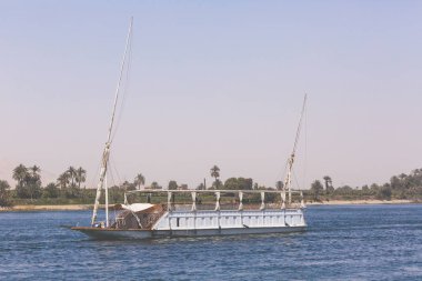 Aswan, Mısır - 25 Şubat 2017: d yolcu taşıyan ahşap tekneler