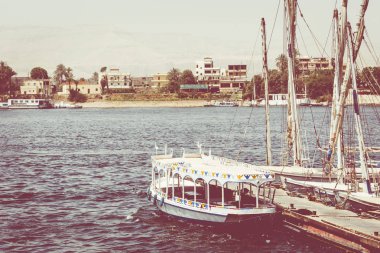 Aswan, Mısır - 25 Şubat 2017: d yolcu taşıyan ahşap tekneler