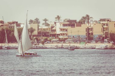 Aswan, Mısır - 25 Şubat 2017: Felucca (nehir tekne) Nil,