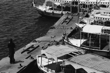 Aswan, Mısır - 25 Şubat 2017: d yolcu taşıyan ahşap tekneler