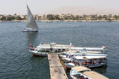Aswan, Mısır - 25 Şubat 2017: d yolcu taşıyan ahşap tekneler