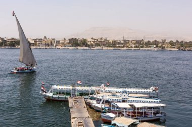 Aswan, Mısır - 25 Şubat 2017: d yolcu taşıyan ahşap tekneler