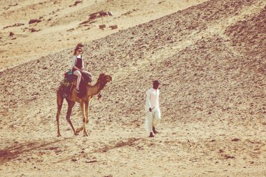 Aswan, Egyrpt - 24 Şubat 2017: Goin deve kervan insanlarda