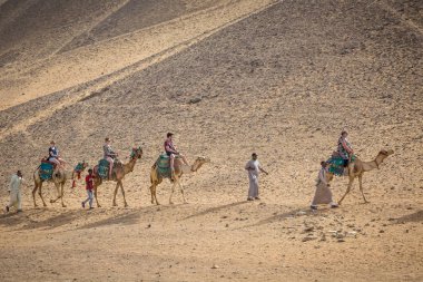 Aswan, Egyrpt - 24 Şubat 2017: Goin deve kervan insanlarda