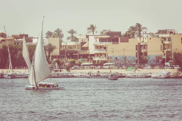 ASWAN, EGITO - 25 de março de 2017: Felucca (barco fluvial) no Nilo , — Fotografia de Stock
