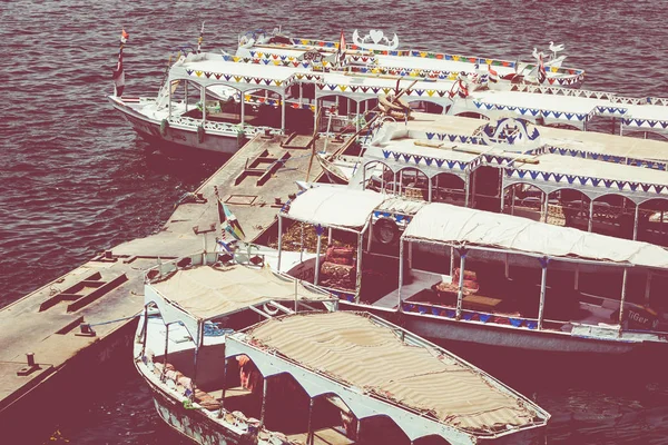 ASWAN, EGITO - MARÇO 25, 2017: Barcos de madeira que transportam passageiros d — Fotografia de Stock