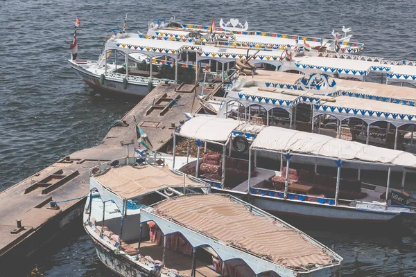 ASWAN, EGIPTO - 25 DE MARZO DE 2017: Barcos de madera que transportan pasajeros d —  Fotos de Stock