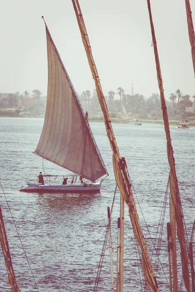 Aswan, Egipt - 25 marca 2017: Feluką (rzeki łodzi) na Nilu, — Zdjęcie stockowe
