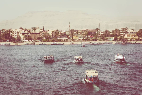 Aswan, Mısır - 25 Şubat 2017: d yolcu taşıyan ahşap tekneler — Stok fotoğraf