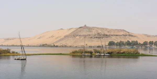 Aswan, Mısır - 25 Şubat 2017: Felucca (nehir tekne) Nil, — Stok fotoğraf