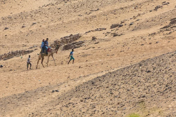 ASWAN, EGYRTE - 24 MARS 2017 : Les gens dans la caravane de chameaux vont — Photo