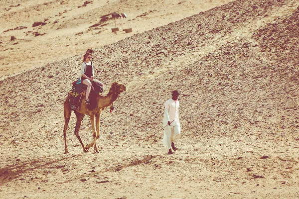 ASWAN, EGYRPT - MARCH 24, 2017: People in the camel caravan goin — Stock Photo, Image