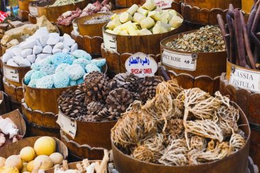 Geleneksel baharat otlar ve baharatlar Aswan, Mısır'ın Bazaarı.