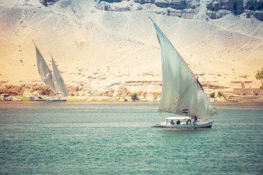 Aswan, Mısır - 25 Şubat 2017: Felucca (nehir tekne) Nil,