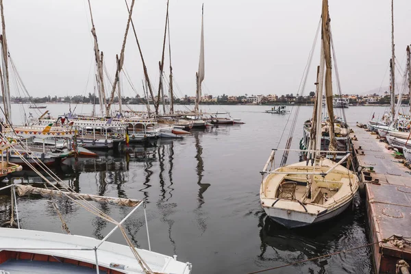 ASWAN, EGYPT - MARCH 25, 2017: Felucca (river boat) on the Nile, — Stock Photo, Image