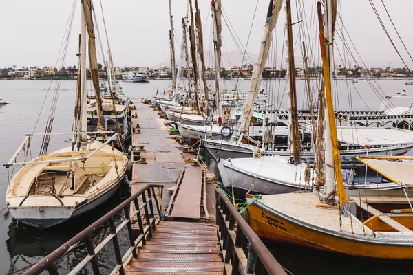 Aswan, Egypten - 25 mars 2017: Felucca (flodbåt) på Nilen, — Stockfoto